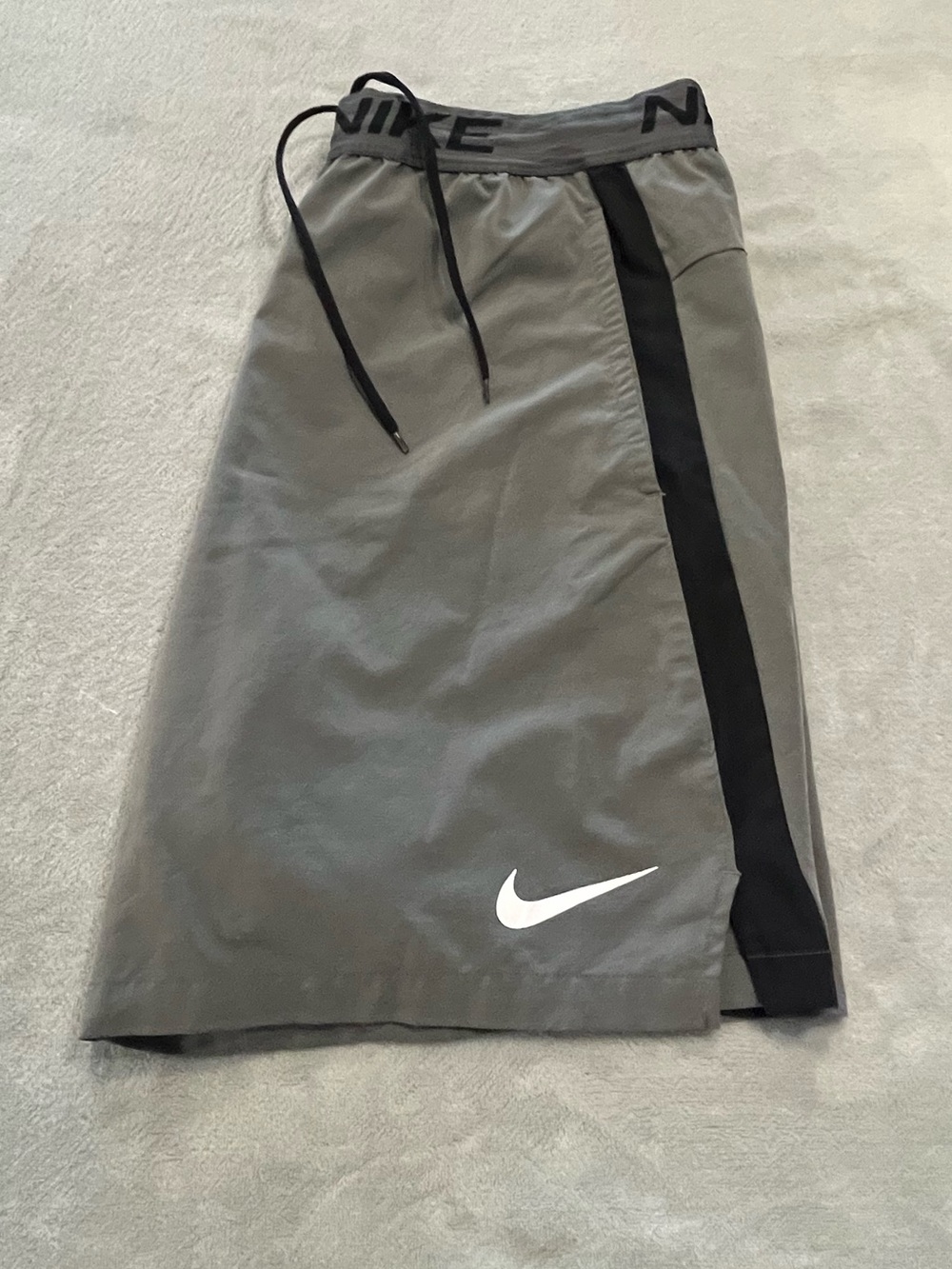 Nike DRI FIT Men’s Athletic Shorts Size Large Gray & Black 8” Inseam Excellent
